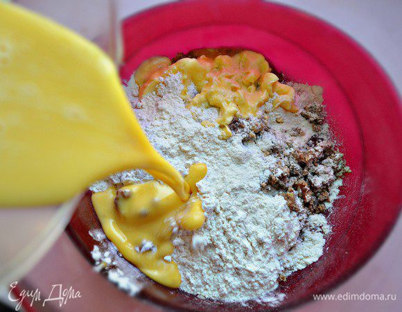 Добавить растопленное сливочное масло (остывшее), орехи, цедру лимона, муку и разрыхлитель. Всё тщательно перемешать.