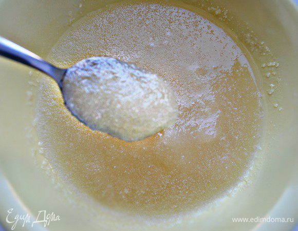 Желатин замочить в тёплой воде. В одной ёмкости - 30 г желатина в 200 г воды для яблочного мусса, а в другой - 10 г желатина в 70 г воды для творожного мусса. Дать желатину хорошо набухнуть и распустить на горячей водяной бане.