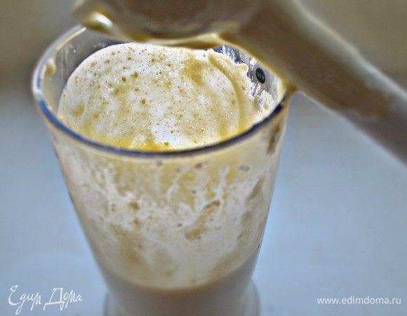 Творог хорошо растереть с сахаром обычным и ванильным. Добавить порциями разбухший желатин и перемешать. Взбить сливки и аккуратно добавить в творожную массу.