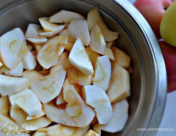 Яблоки промыть, очистить. Мякоть яблок нарезать тонкими дольками.
