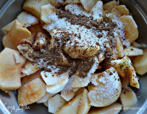 Смешать в кастрюле с соком половины лимона, сахаром, корицей и 250 мл воды. Если у вас кислые яблоки, то количество сахара можно увеличить. Слегка проварить яблоки на слабом огне (около 5 мин). Затем добавить к яблокам желатин, перемешать и остудить.