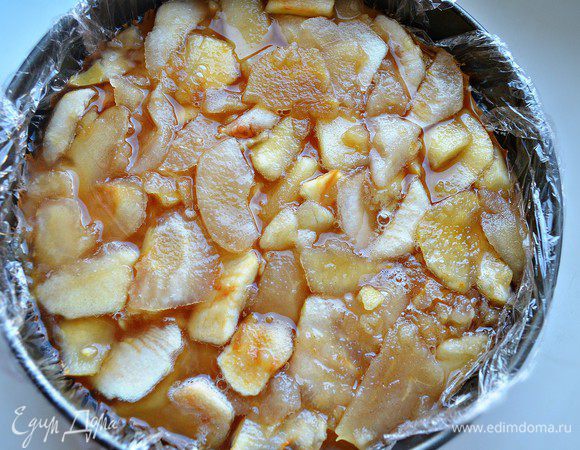 Сверху ровным слоем распределяем творожный мусс и ставим на 30-40 мин в холодильник для застывания. Далее на застывший творожный мусс выкладываем яблочный мусс и снова убираем в холодильник для застывания.