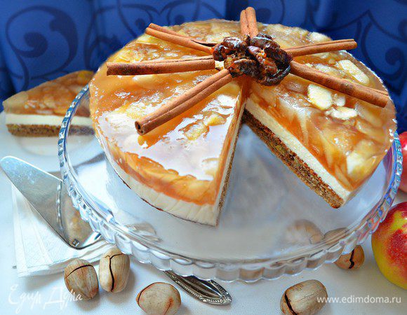 Перед подачей украшаем торт палочками корицы и карамелизированными в коричневом сахаре орехами.