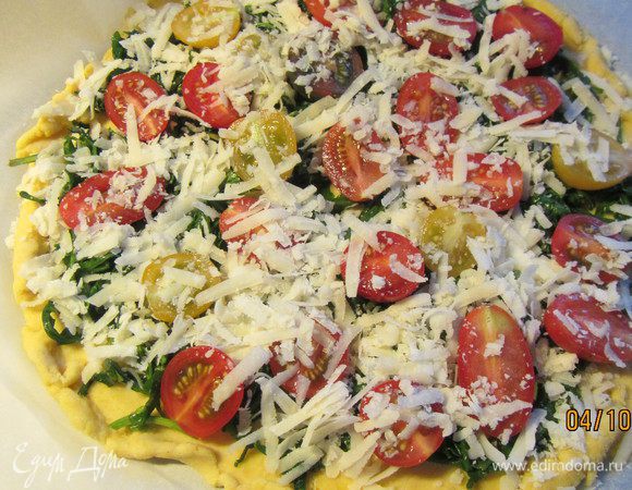 Выкладываем на тесто руколу, помидорки и все как следует посыпаем сыром. Запекаем в духовке 220-230 гр минут 20.
