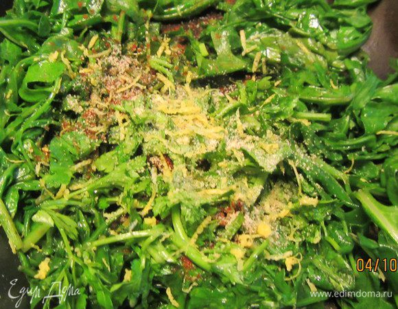 Снимаем ее с огня и приправляем по вкусу солью, перцем, паприкой, измельченным чесноком, лимонной цедрой и петрушкой.
