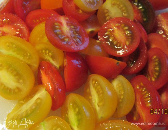 Помидорки черри разрезаем напополам. 
