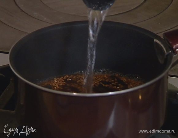 Измельченную курагу добавить к гречке, влить 2 стакана кипятка и варить под крышкой 5–6 минут до полуготовности.