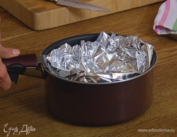 Снять кастрюлю с огня, накрыть двойным слоем фольги и отправить в разогретую духовку на 7–10 минут.
