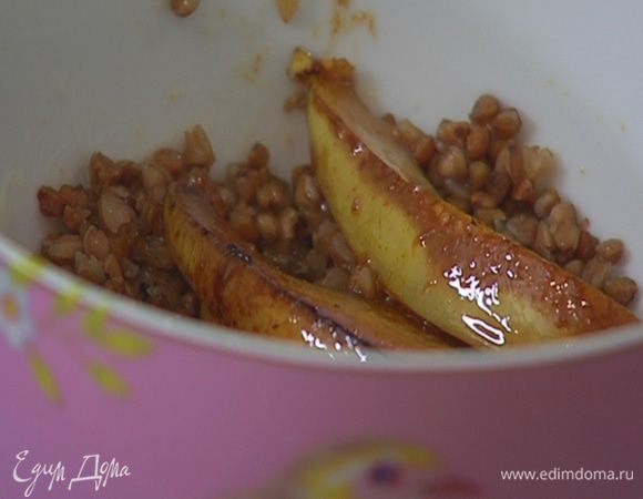 В готовую кашу добавить оставшееся сливочное масло, перемешать и подавать с карамелизированными грушами.