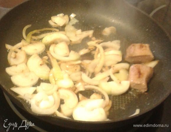 Далее на этой же сковородке обжарить нарезанные овощи: лук,
