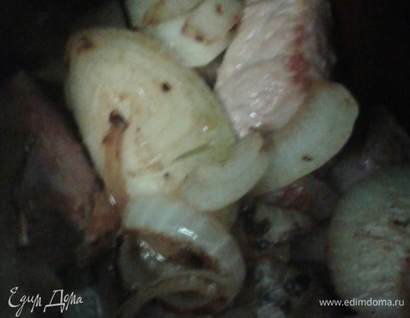 На дно горшочка выкладываем мясо, сверху лук.