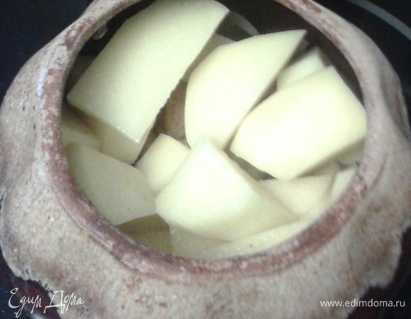 Картофель почистить, нарезать кубиками, выложить сверху лука.