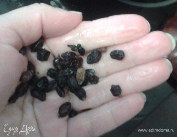 Добавляем специи, лавровый лист, заливаем кипятком. 