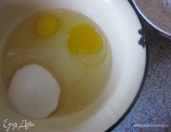 В миске взбить венчиком яйца с сахаром и растительным маслом.