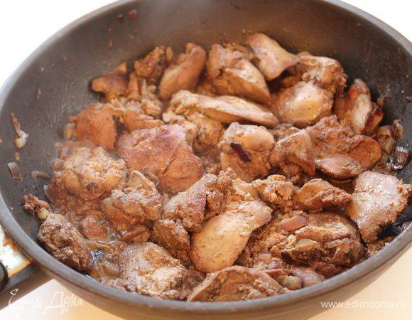 Лук порезать мелкими кубиками, пассеровать на сливочном масле, добавить печень, жарить до готовности,в конце добавить вино. (можно коньяк)