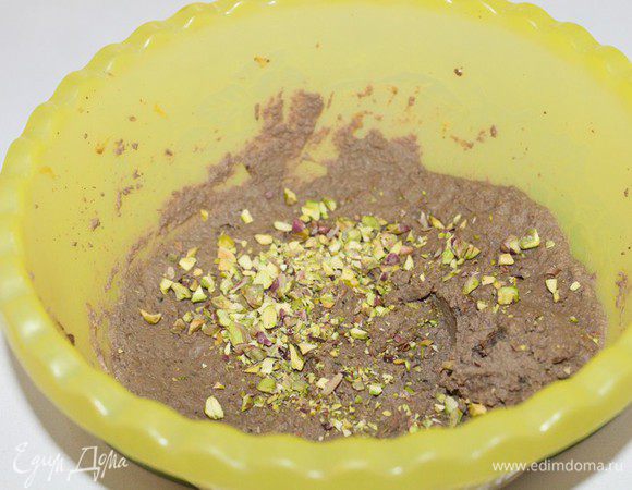 Порубите орешки и добавьте в паштет, сюда же мелкопорезанную тыкву. Перемешайте.