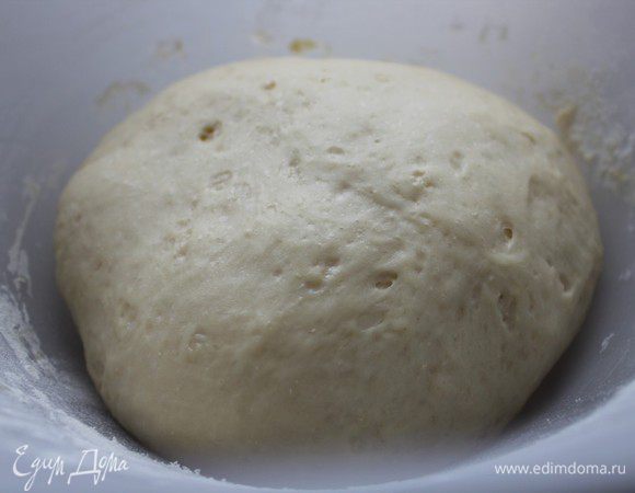 Муку просеять. Всыпать в миску половину нормы муки, сделать по центру углубление, влить теплое молоко и добавить дрожжи. Всё аккуратно перемешать, присыпать полученную опару слегка мукой, накрыть миску полотенцем и поставить на расстойку в теплое место без сквозняков. Дать тесту подойти, пока на поверхности не появятся «трещенки». Смешать растопленное сливочное масло с яйцом, цедрой, сахаром и солью. Все соединить с опарой. Добавить оставшуюся муку  и  замесить  эластичное мягкое тесто, по необходимости добавить еще муки. У меня дополнительно ушло еще 2 ст.л. муки. Дать тесту подойти еще раз. Оно должно увеличиться вдвое.