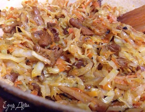 Для начинки: лук порезать полукольцами, морковь натереть на крупную терку и отправить жариться на растительном масле минут 5. Добавить грибы и выпарить лишнюю влагу.... Затем капусту обжарить 5-7 минут.
Томатную пасту смешать с теплой водой, сахаром, солью и перцем. Влить к овощам и протушить до готовности минут 10-15. Дать остыть.