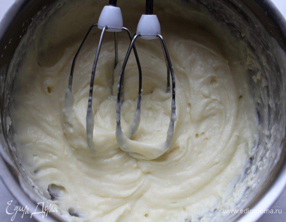 Пока тесто подходит, приготовить крем. Соединить сахар, крахмал, сметану, яичные желтки и тертую цедру лимона.  Вместо крахмала и половины нормы сахара я взяла 1 пакет (40 грамм) ванильного пудинга. Хорошо перемешать, перелить крем в небольшую кастрюльку и, помешивая, довести до кипения на среднем огне. Снять с огня и  остудить на водяной бане. Если в креме образуются комки, можно пробить его миксером.