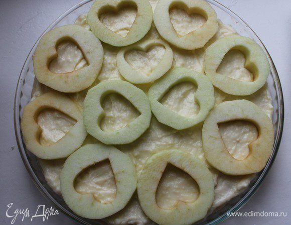 Вымыть яблоки, очистить их от кожуры и сердцевины, нарезать кружочками толщиной 1 см. Выложить их на крем.