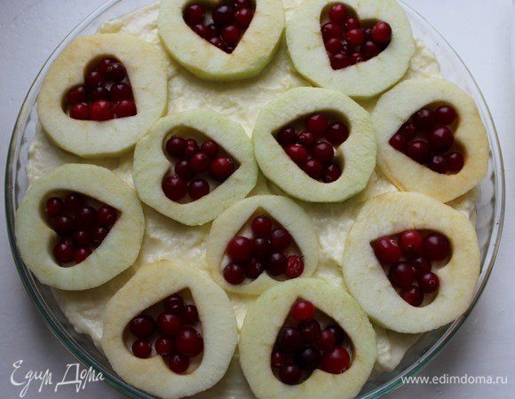 В центр каждого яблочного колечка  положить по 1 ч.л. клюквы. Равномерно посыпать пирог молотым миндалем. (я не посыпала)