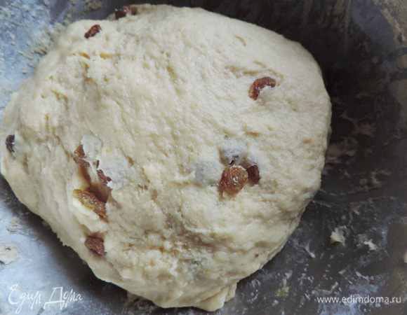 Итак, соединяем в миске все ингредиенты, кроме изюма и повидла. Замешиваем мягкое тесто. По желанию добавляем промытый и просушенный изюм. Вымешиваем, чтоб он равномерно распределился по тесту.
