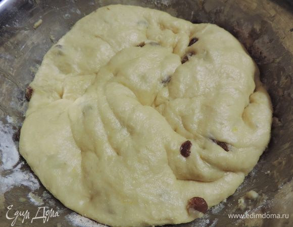 Собираем тесто в шар, кладем в мисочку, накрываем сухим чистым полотенцем, оставляем на расстойку на час-полтора, до увеличения теста в два раза в объеме. На фото тесто после расстойки. Его необходимо обмять и разделить на 12 равных частей.