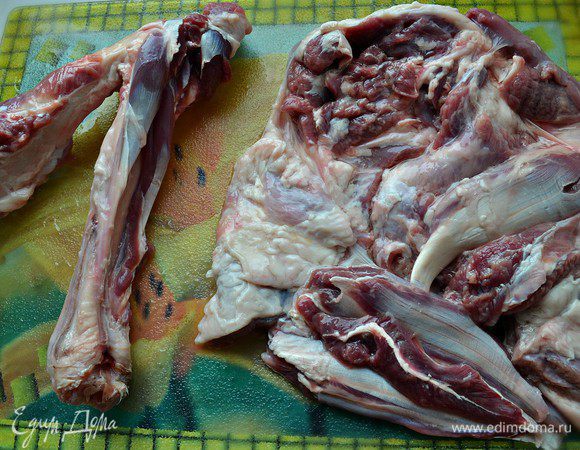 Хорошо бы покупая баранью ногу, попросить мясника удалить кость, оставив только берцовую часть кости. Мне пришлось самой с помощью ножа аккуратно удалить всю полностью кость и только после этого отделить необходимую мне часть, которую я в дальнейшем использую при формировании рулета-ноги. 
