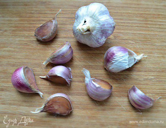 Чеснок очистить.