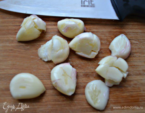 Плоской стороной ножа слегка раздавить чеснок.