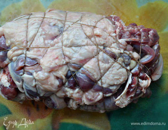 Теперь мы будем ногу связывать, складывая мясо таким образом, чтобы получился мясной рулет. Затем свяжите его с помощью кулинарной нити.
Таким образом, готовую ногу будет очень легко нарезать после запекания.
В идеале, правда, как я вам уже говорила, часть кости должна быть оставлена.