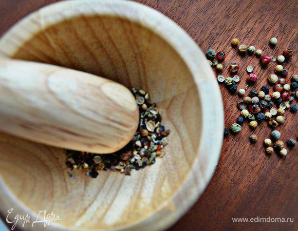 Смесь из 4 перцев необходимо растолочь.