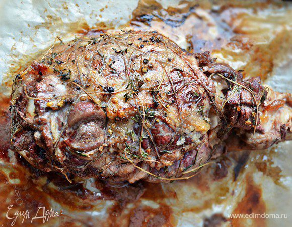 Вынуть доведённую до полуготовности ногу из духовки и обязательно остудить до комнатной температуры. Аккуратно снять кулинарную нить
