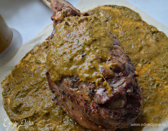 Уложить сверху баранью ногу вместе с оставленной частью кости. И также хорошо обмазать топенадой. 