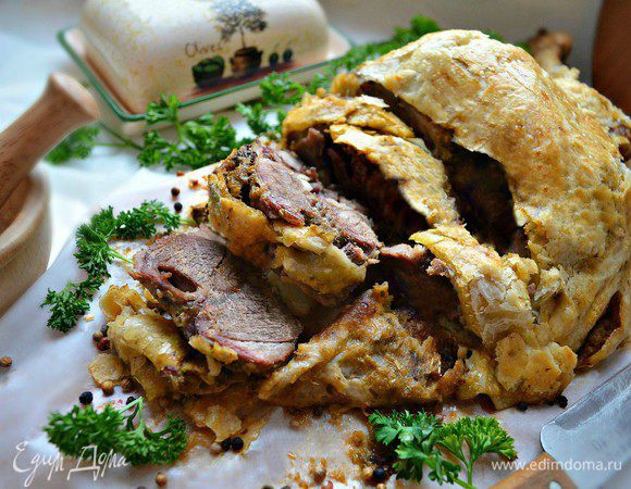 Тесто я использовала готовое, к сожалению, оно оказалось слишком хрупким при нарезке, но на вкус, к счастью, это не повлияло. В любом случае, согласитесь, у вас на столе - эффектное и очень вкусное блюдо! Приятного вам аппетита!
