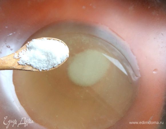 В сыворотку комнатной температуры добавить соль, сахар.