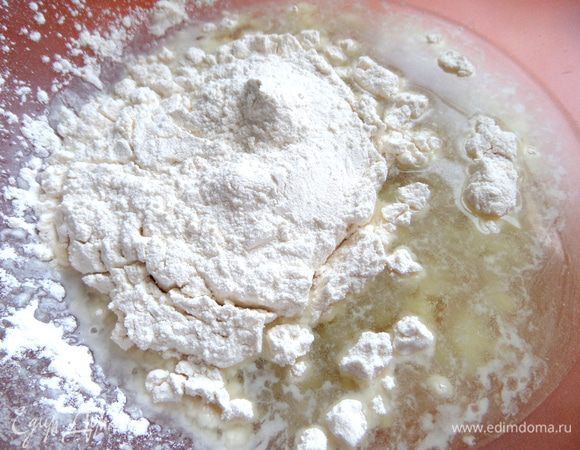 Добавляем постепенно муку просеянную.