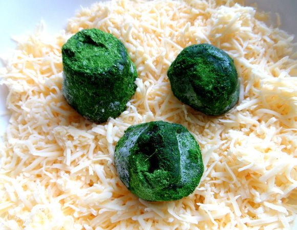 Для начинки сыр мелко натереть,добавить измельчённый шпинат. Он быстро размораживается, но если есть, то лучше свежий!