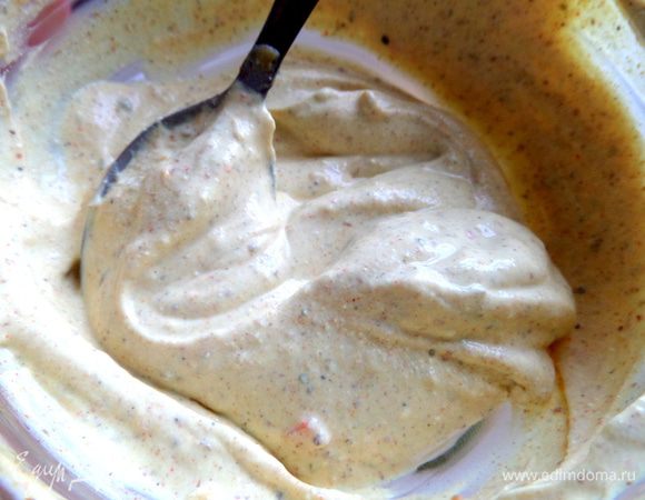 Сметану смешать с карри, посолить, поперчить.