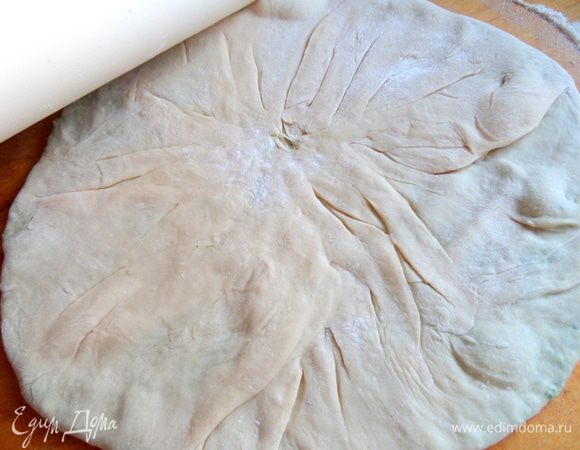 Раскатываем, стараясь не порвать тонкое тесто.