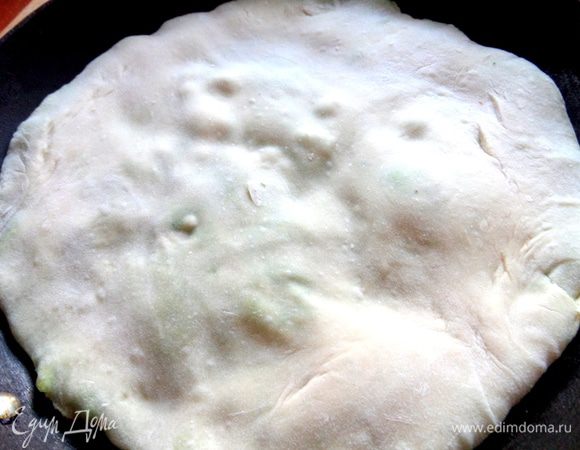 Жарим на большой сковороде (26 см) швом вниз.