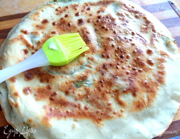 Переносим со сковороды и смазываем сливочным маслом.