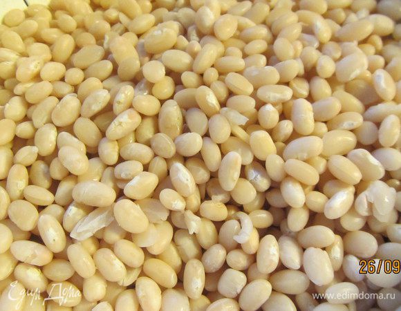 Фасоль нам нужна уже готовая. Поэтому можно взять консервированную или отварить сухую, как было у меня (я ее отвариваю сразу большими порциями и замораживаю впрок).