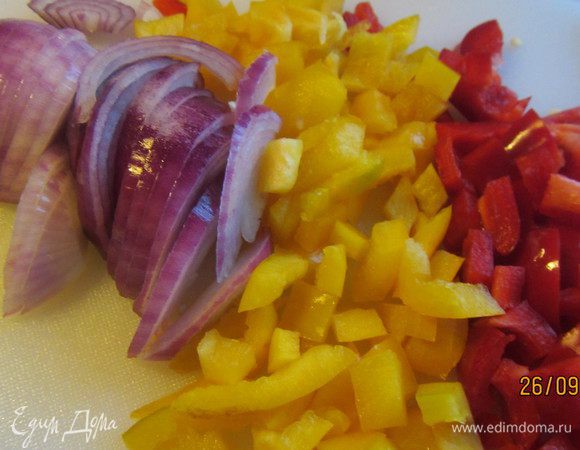 Лук режем полукольцами, перцы рубим довольно мелко (я взяла перец красный и желтый, для цвета).