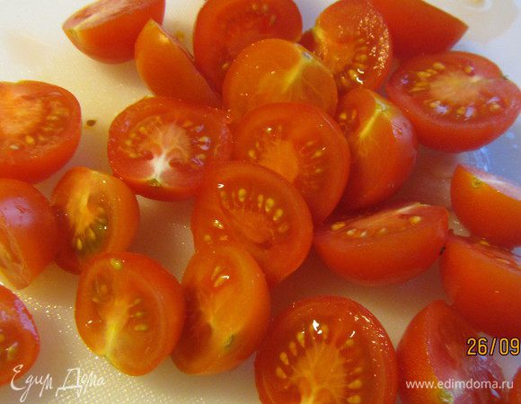 Помидорчики черри режем пополам.