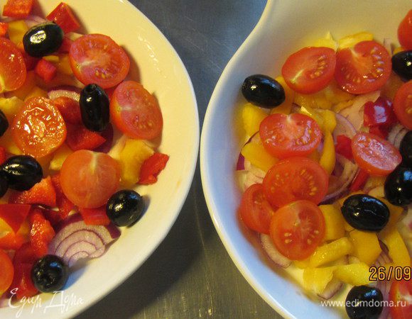 Разогреваем духовку до 220 гр. В форму для запекания (одну большую или несколько порционных) выкладываем перца, помидоры, лук и маслины. Запекаем их минут 15, за это время они должны стать слегка мягкими и "подзагореть". Я их запекала под фольгой (на всякий случай), но думаю, что можно без нее обойтись. Просто поглядывайте за ними.