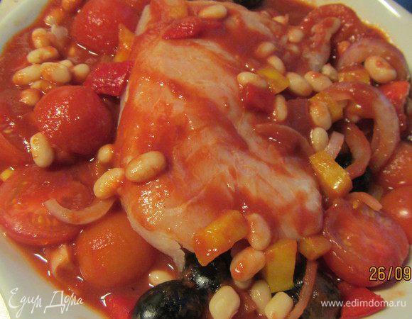 Достаем форму из духовки, добавляем фасоль и пассату. Делаем 4 углубления (или по количеству филе) и выкладываем рыбку. Отправляем в духовку минут на 15 или до готовности рыбы. (Тут я уже готовила без фольги, но 1) рыбу пропитала соусом, чтобы она не высохла, 2) поглядывала в духовку, чтобы ничего не подгорело).