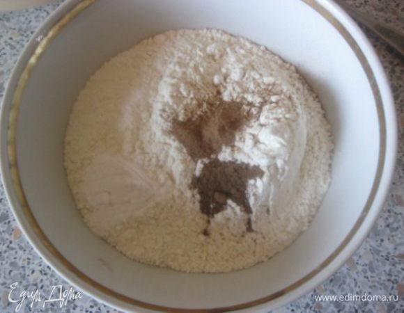 В другой миске смешать муку, соль, соду и специи.