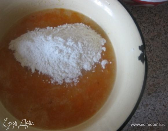 В два приема всыпать муку со специями.
Перемешать.