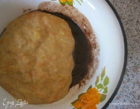 В отдельной миске растопить шоколад.
Отделить 1 стакан ( 250 граммовый) тыквенного теста и смешать его с шоколадом, перемешать до однородности.